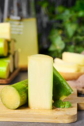 木板上放着陶山果蔗