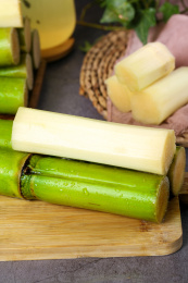 木板上放着陶山果蔗