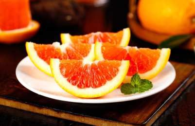 深底上放着一盘切块中华红血橙