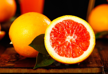 深底上放着中华红血橙和切面的血橙