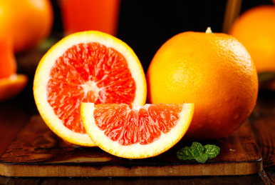 深底上放着中华红血橙和切面的血橙