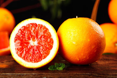 深底上放着中华红血橙和切面的血橙