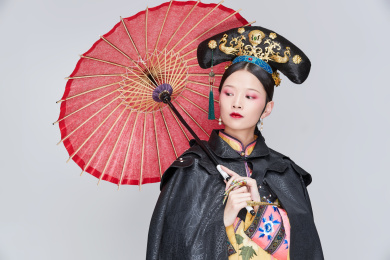 白色背景下的清代女性古装造型清朝古装