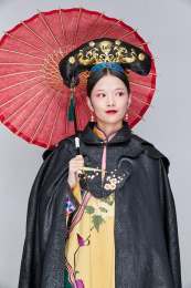 白色背景下的清代女性古装造型清朝古装