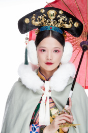 白色背景下的清代女性古装造型清朝古装