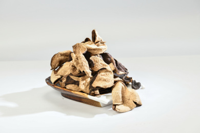 瓷碟上的新会陈皮