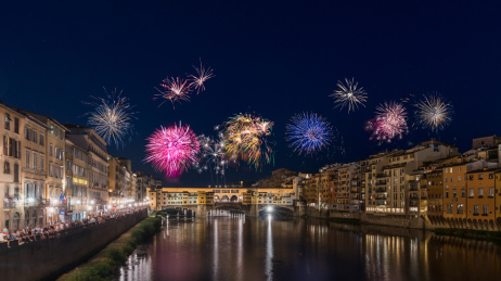 佛罗伦萨老桥夜景和圣乔瓦尼节日烟火表演