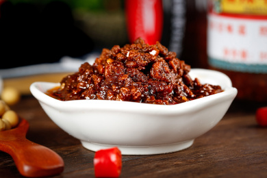 深底上放着一碟香辣牛肉酱