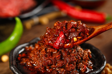 一盘拌饭牛肉酱和勺子上挖着牛肉酱