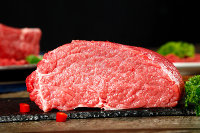 黑石板上放着一块鲜牛肉