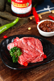 深底上盘子里放着新鲜散养黄牛肉