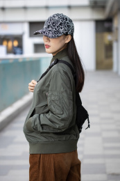 戴帽子的年轻女生