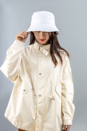 戴帽子的年轻女生