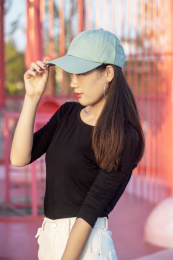 戴帽子的年轻女生