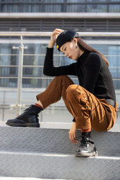 戴帽子的年轻女生