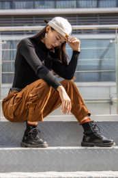 戴帽子的年轻女生