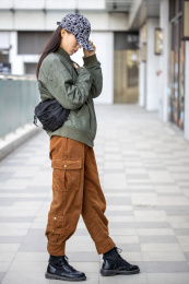 戴帽子的年轻女生