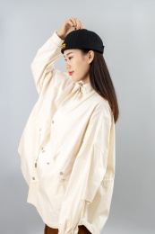 戴帽子的年轻女生