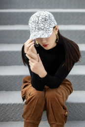 戴帽子的年轻女生