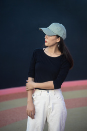 戴帽子的年轻女生