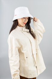 戴帽子的年轻女生