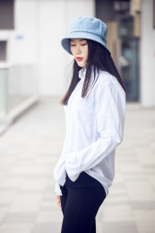 戴帽子的年轻女生