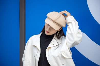 戴帽子的年轻女生
