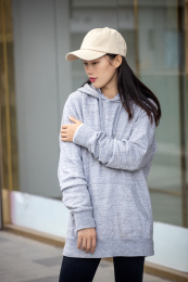 戴帽子的年轻女生