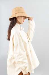 戴帽子的年轻女生