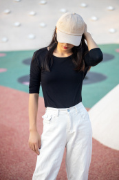 戴帽子的年轻女生
