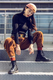 戴帽子的年轻女生