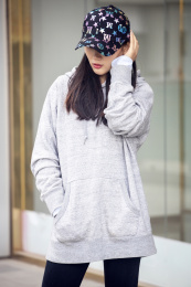 戴帽子的年轻女生