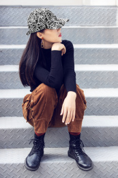 戴帽子的年轻女生