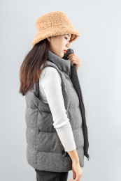 戴帽子的年轻女生