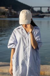 戴帽子的年轻女生