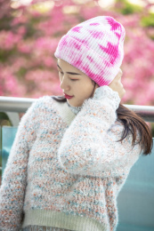 戴帽子的年轻女生