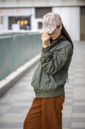 戴帽子的年轻女生