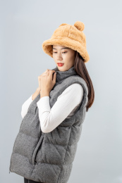 戴帽子的年轻女生