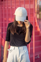 戴帽子的年轻女生