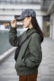 戴帽子的年轻女生