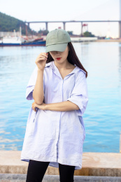戴帽子的年轻女生