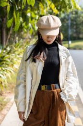 戴帽子的年轻女生