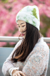 戴帽子的年轻女生