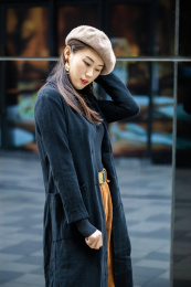 戴帽子的年轻女生