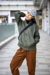 戴帽子的年轻女生