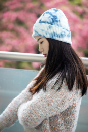戴帽子的年轻女生