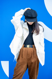 戴帽子的年轻女生