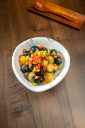 棕色木纹桌上放着一盘巧拌小皮蛋   