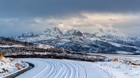 冬季中国四川康定的冰雪道路与贡嘎峰群
