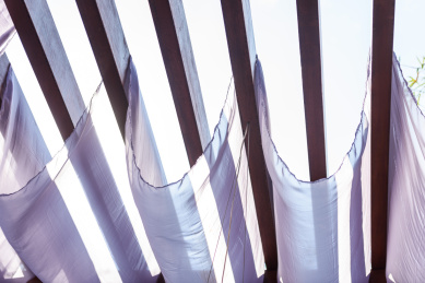 挂在高高的横梁上的白布